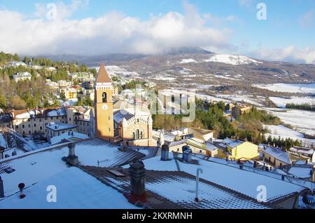 Rivisondoli (AQ) - Blick auf das charakteristische verschneite Bergdorf - Abruzzen - Italien Stockfoto