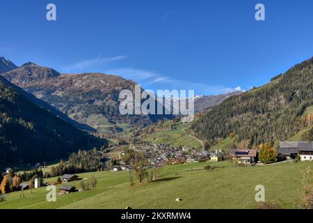 Mölltal, Kärnten, Oberkärnten, Jahreszeit, Herbst, Lärchen, braun, Tal, Berg, Sagritz, Apriach, Scheune, Heustadel, Schupfe, Mitteldorf, Bergbauernhof Stockfoto