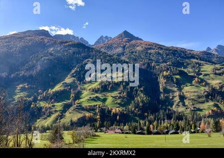 Mölltal, Kärnten, Oberkärnten, Jahreszeit, Herbst, Lärchen, braun, Tal, Berg, Sagritz, Apriach, Scheune, Heustadel, Schupfe, Mitteldorf, Bergbauernhof Stockfoto