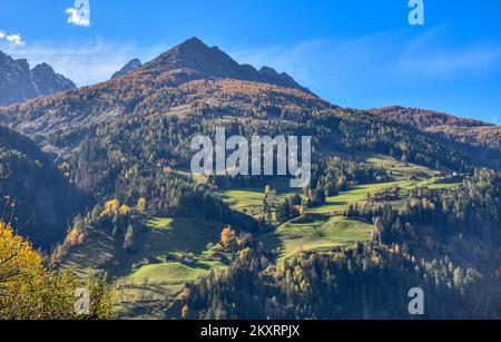 Mölltal, Kärnten, Oberkärnten, Jahreszeit, Herbst, Lärchen, braun, Tal, Berg, Sagritz, Apriach, Scheune, Heustadel, Schupfe, Mitteldorf, Bergbauernhof Stockfoto