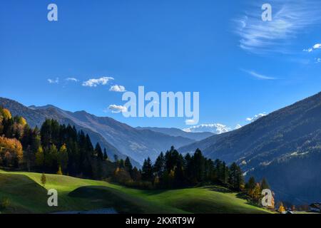 Mölltal, Kärnten, Oberkärnten, Jahreszeit, Herbst, Lärchen, braun, Tal, Berg, Sagritz, Apriach, Scheune, Heustadel, Schupfe, Mitteldorf, Bergbauernhof Stockfoto