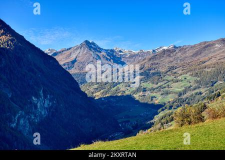 Mölltal, Kärnten, Oberkärnten, Jahreszeit, Herbst, Lärchen, braun, Tal, Berg, Sagritz, Apriach, Scheune, Heustadel, Schupfe, Mitteldorf, Bergbauernhof Stockfoto