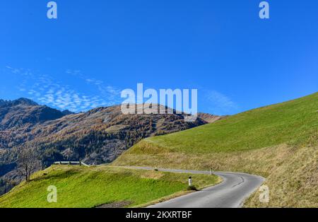 Mölltal, Kärnten, Oberkärnten, Jahreszeit, Herbst, Lärchen, braun, Tal, Berg, Sagritz, Apriach, Scheune, Heustadel, Schupfe, Mitteldorf, Bergbauernhof Stockfoto