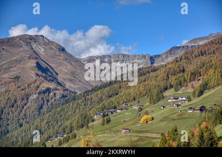 Mölltal, Kärnten, Oberkärnten, Jahreszeit, Herbst, Lärchen, braun, Tal, Berg, Sagritz, Apriach, Scheune, Heustadel, Schupfe, Mitteldorf, Bergbauernhof Stockfoto