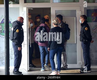 Sicherheitskräfte am Eingang zur Grundschule Krapinske toplice in der Gemeinde Krapinske toplice in Kroatien am 13. September 2021. Sicherheitsleute am Schuleingang, nachdem mehrere Eltern protestierten, weil sie nicht wollten, dass ihre Kinder Schutzmasken tragen. Foto: Zeljko Hladika/PIXSELL Stockfoto