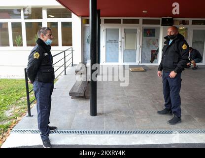 Sicherheitskräfte am Eingang zur Grundschule Krapinske toplice in der Gemeinde Krapinske toplice in Kroatien am 13. September 2021. Sicherheitsleute am Schuleingang, nachdem mehrere Eltern protestierten, weil sie nicht wollten, dass ihre Kinder Schutzmasken tragen. Foto: Zeljko Hladika/PIXSELL Stockfoto