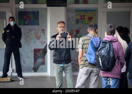 Sicherheitskräfte am Eingang zur Grundschule Krapinske toplice in der Gemeinde Krapinske toplice in Kroatien am 13. September 2021. Sicherheitsleute am Schuleingang, nachdem mehrere Eltern protestierten, weil sie nicht wollten, dass ihre Kinder Schutzmasken tragen. Foto: Zeljko Hladika/PIXSELL Stockfoto