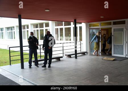 Sicherheitskräfte am Eingang zur Grundschule Krapinske toplice in der Gemeinde Krapinske toplice in Kroatien am 13. September 2021. Sicherheitsleute am Schuleingang, nachdem mehrere Eltern protestierten, weil sie nicht wollten, dass ihre Kinder Schutzmasken tragen. Foto: Zeljko Hladika/PIXSELL Stockfoto