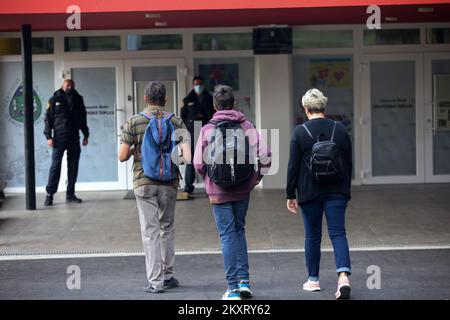 Sicherheitskräfte am Eingang zur Grundschule Krapinske toplice in der Gemeinde Krapinske toplice in Kroatien am 13. September 2021. Sicherheitsleute am Schuleingang, nachdem mehrere Eltern protestierten, weil sie nicht wollten, dass ihre Kinder Schutzmasken tragen. Foto: Zeljko Hladika/PIXSELL Stockfoto