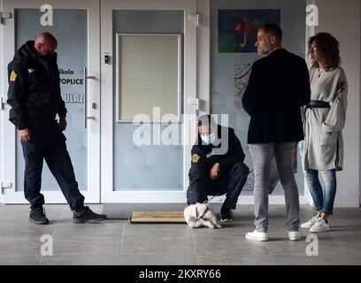 Sicherheitskräfte am Eingang zur Grundschule Krapinske toplice in der Gemeinde Krapinske toplice in Kroatien am 13. September 2021. Sicherheitsleute am Schuleingang, nachdem mehrere Eltern protestierten, weil sie nicht wollten, dass ihre Kinder Schutzmasken tragen. Foto: Zeljko Hladika/PIXSELL Stockfoto