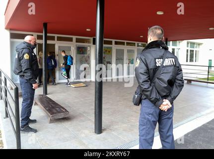 Sicherheitskräfte am Eingang zur Grundschule Krapinske toplice in der Gemeinde Krapinske toplice in Kroatien am 13. September 2021. Sicherheitsleute am Schuleingang, nachdem mehrere Eltern protestierten, weil sie nicht wollten, dass ihre Kinder Schutzmasken tragen. Foto: Zeljko Hladika/PIXSELL Stockfoto