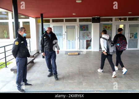 Sicherheitskräfte am Eingang zur Grundschule Krapinske toplice in der Gemeinde Krapinske toplice in Kroatien am 13. September 2021. Sicherheitsleute am Schuleingang, nachdem mehrere Eltern protestierten, weil sie nicht wollten, dass ihre Kinder Schutzmasken tragen. Foto: Zeljko Hladika/PIXSELL Stockfoto