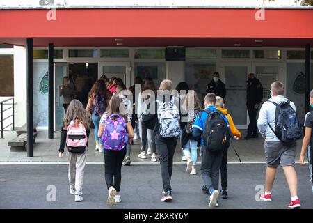 Sicherheitskräfte am Eingang zur Grundschule Krapinske toplice in der Gemeinde Krapinske toplice in Kroatien am 13. September 2021. Sicherheitsleute am Schuleingang, nachdem mehrere Eltern protestierten, weil sie nicht wollten, dass ihre Kinder Schutzmasken tragen. Foto: Zeljko Hladika/PIXSELL Stockfoto