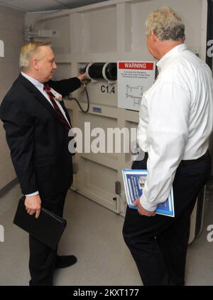 Notfallplanung und Sicherheitsüberschwemmungen - Houston, Texas, 28. Juni 2012 Bert Gumeringer, Dir. Der Einrichtungen/Operationen und Sicherheit im Texas Children's Hospital, zeigen Sie FEMA Dep. Verwalter Rich Serino, der Betrieb einer Unterwassertür. „Die Tür ist eine von vielen, die die Überschwemmung im Tunnelsystem unter dem Texas Medical Center verhindern sollen. .. Fotos zu Katastrophen- und Notfallmanagementprogrammen, Aktivitäten und Beamten Stockfoto