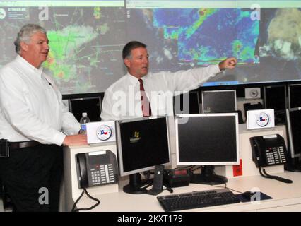 Notfallplanung und Sicherheit - Houston, Texas, 28. Juni 2012 Mark Sloan, Harris County Emergency Management Coordinator leitet FEMA Dep. Verwalter Rich Serino auf einer Tour durch das Notfallzentrum in Houston Transtar Einrichtung. .. Fotos zu Katastrophen- und Notfallmanagementprogrammen, Aktivitäten und Beamten Stockfoto