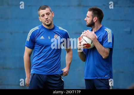 Arijan Ademi und Duje Cop beim GNK Dinamo Zagreb Training im Maksimir Stadium in Zagreb am 15. September 2021. Morgen spielt GNK Dinamo Zagreb das erste Spiel der UEFA Europa League gegen den FC West Ham United. Foto: Goran Stanzl/PIXSELL Stockfoto