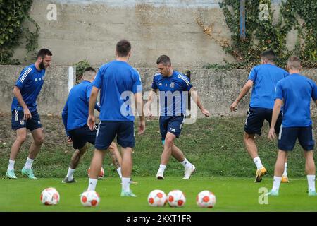 Duje Cop und Arijan Ademi beim GNK Dinamo Zagreb Training im Maksimir Stadium in Zagreb am 15. September 2021. Morgen spielt GNK Dinamo Zagreb das erste Spiel der UEFA Europa League gegen den FC West Ham United. Foto: Goran Stanzl/PIXSELL Stockfoto