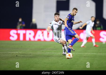 ZAGREB, KROATIEN - SEPTEMBER 16: Declan Rice von West Ham United in Aktion mit Bartol Franjic von Dinamo Zagreb während des Gruppenteams H der UEFA Europa League zwischen Dinamo Zagreb und West Ham United im Maksimir-Stadion am 16. September 2021 in Zagreb, Kroatien. Foto: Matija Habljak/PIXSELL Stockfoto