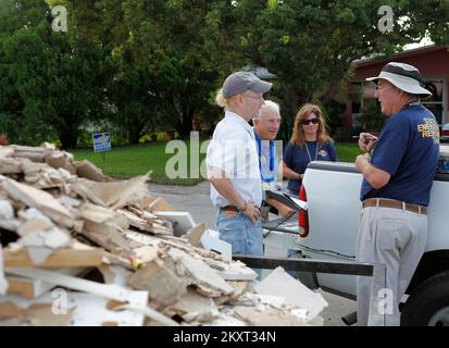 Hochwasser Hurrikan/Tropensturm - Trinity, Florida , 30. Juni 2012 FEMA Individual Assistance Inspector Frank Vittetow, Duane Woodruff (SBA), Sharon Leonard (State Emergency Response Team) und Harry Leonard (State Emergency Response Team) diskutieren Katastrophenbewertungen von Hauseigentümern, die vom Tropical Storm Debby überflutet wurden. .. Fotos zu Katastrophen- und Notfallmanagementprogrammen, Aktivitäten und Beamten Stockfoto