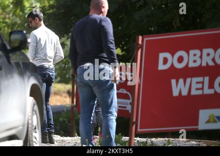 Der serbische Tennisspieler Novak Djokovic tritt am 18. September 2021 in der bosnischen Stadt Visoko, 30 km westlich von Sarajewo, Bosnien und Herzegowina, in das sogenannte „bosnische Pyramidsâ€™“ ein. Djokovic ist überzeugt, dass die Pyramiden seine Batterien aufladen werden. Foto: Armin Durgut/PIXSELL Stockfoto