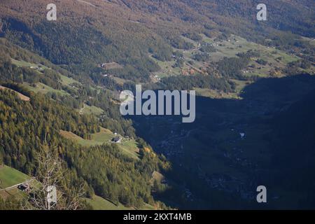 Mölltal, Kärnten, Oberkärnten, Jahreszeit, Herbst, Lärchen, braun, Tal, Berg, Sagritz, Apriach, Scheune, Heustadel, Schupfe, Mitteldorf, Bergbauernhof Stockfoto