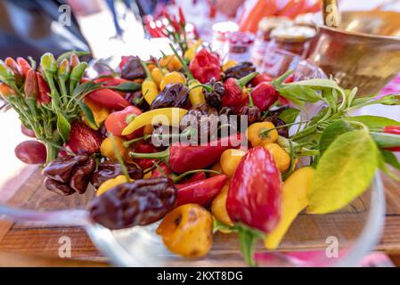 Paprika verschiedener Formen und Farben wurden beim Pepper Festival in Lug am 2. Oktober 2021 gesehen. Pepper Fest, ein einzigartiges kroatisches Festival in Lug, präsentierte Dutzende von Ständen, auf denen frische, gemahlene, süße und heiße Paprika verkauft werden. Foto: Davor Javorovic/PIXSELL Stockfoto