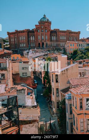 Blick auf die Straße des Balat-Viertels in Istanbul. Balat ist eine beliebte Touristenattraktion in Istanbul, Türkei. Stockfoto