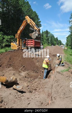 Überschwemmung Bei Schwerem Sturm - Duluth, Minnesota , 23. Juli 2012 Bauunternehmer reparieren einen Kanal und eine Straßenwäsche entlang der St. Louis County Road 36, verursacht durch die starken Stürme und Überschwemmungen von June in Minnesota. Die FEMA wird bis zu 75 Prozent der förderfähigen Kosten für die Reparatur der durch die Überschwemmungen beschädigten öffentlichen Infrastruktur übernehmen. Norman Lenburg/FEMA. Schwere Stürme Und Überschwemmungen In Minnesota. Fotos zu Katastrophen- und Notfallmanagementprogrammen, Aktivitäten und Beamten Stockfoto