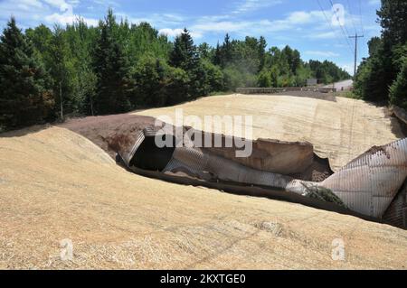 Überschwemmung Bei Schwerem Sturm - Duluth, Minnesota , 23. Juli 2012 Jean Duluth Road, nördlich von Duluth, ist eine von vielen Straßen und Highways, die durch die starken Stürme und Überschwemmungen von Juni in Minnesota beschädigt wurden. Die FEMA wird bis zu 75 Prozent der förderfähigen Kosten für die Reparatur der durch die Überschwemmungen beschädigten öffentlichen Infrastruktur übernehmen. Norman Lenburg/FEMA. Schwere Stürme Und Überschwemmungen In Minnesota. Fotos zu Katastrophen- und Notfallmanagementprogrammen, Aktivitäten und Beamten Stockfoto