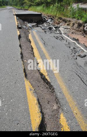 Überschwemmung Bei Schwerem Sturm - Duluth, Minnesota , 23. Juli 2012 Duluth's Haines Road ist eine von vielen Straßen und Highways, die durch die starken Stürme und Überschwemmungen von Juni in Minnesota beschädigt wurden. Die FEMA wird bis zu 75 Prozent der förderfähigen Kosten für die Reparatur der durch die Überschwemmungen beschädigten öffentlichen Infrastruktur übernehmen. Norman Lenburg/FEMA. Schwere Stürme Und Überschwemmungen In Minnesota. Fotos zu Katastrophen- und Notfallmanagementprogrammen, Aktivitäten und Beamten Stockfoto