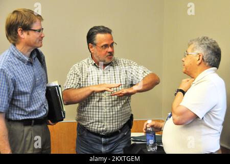 Überschwemmung Bei Schwerem Sturm - Duluth, Minnesota , 20. Juli 2012 Joe Hudick (rechts), ein Spezialist für Umwelt- und historische Erhaltung der FEMA, hört während eines Briefing für Bewerber in St. eine Frage von lokalen Regierungsbeamten aus Minnesota Louis County. Die FEMA arbeitet eng mit Amtsträgern zusammen, um sicherzustellen, dass bei Reparaturen an hochwassergeschädigten öffentlichen Infrastrukturen die Gesetze und Richtlinien zum Umweltschutz und zur Erhaltung historischer Daten eingehalten werden. Norman Lenburg/FEMA. Schwere Stürme Und Überschwemmungen In Minnesota. Fotos zu Katastrophen- und Notfallmanagementprogrammen, Aktivitäten und Beamten Stockfoto