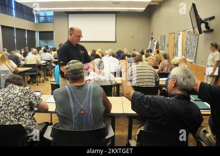 Überschwemmung Bei Schwerem Sturm - Duluth, Minnesota , 20. Juli 2012 Repräsentanten der lokalen Regierungseinheiten und St. Louis County Departements füllen als ersten Schritt für die Instandsetzung von Infrastrukturen, die durch die Stürme und Überschwemmungen im Juni beschädigt wurden, die Formulare „Anfrage für öffentliche Unterstützung“ aus. Die FEMA übernimmt bis zu 75 Prozent der förderfähigen Kosten für Schutzmaßnahmen und die Kosten für die Instandsetzung der durch die Überschwemmungen beschädigten öffentlichen Infrastruktur. Norman Lenburg/FEMA. Schwere Stürme Und Überschwemmungen In Minnesota. Fotos zu Katastrophen- und Notfallmanagementprogrammen, Aktivitäten und Beamten Stockfoto