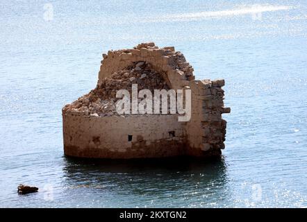 Der Niedrigwasserstand des Peruca-Sees enthüllte Überreste des Lebens entlang des Flusses Cetina. Ungewöhnliche Szenen und Bilder des Peruca-Sees, die nach der Verringerung des Wasserstands im angesammelten See entstanden sind. lakeÂ Peruca ist der zweite künstliche lakeÂ inÂ Kroatien, der afterÂ largestÂ Dubrava. Es befindet sich im Bezirk theÂ Split-Dalmatia. Der See wird byÂ waterâ am 14. Oktober 2021 aus dem Fluss Cetina in Peruca (Kroatien) gespeist. Foto: Dusko Jaramaz/PIXSELL Stockfoto