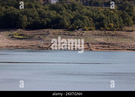 Der Niedrigwasserstand des Peruca-Sees enthüllte Überreste des Lebens entlang des Flusses Cetina. Ungewöhnliche Szenen und Bilder des Peruca-Sees, die nach der Verringerung des Wasserstands im angesammelten See entstanden sind. lakeÂ Peruca ist der zweite künstliche lakeÂ inÂ Kroatien, der afterÂ largestÂ Dubrava. Es befindet sich im Bezirk theÂ Split-Dalmatia. Der See wird byÂ waterâ am 14. Oktober 2021 aus dem Fluss Cetina in Peruca (Kroatien) gespeist. Foto: Dusko Jaramaz/PIXSELL Stockfoto