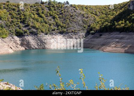 Der Niedrigwasserstand des Peruca-Sees enthüllte Überreste des Lebens entlang des Flusses Cetina. Ungewöhnliche Szenen und Bilder des Peruca-Sees, die nach der Verringerung des Wasserstands im angesammelten See entstanden sind. lakeÂ Peruca ist der zweite künstliche lakeÂ inÂ Kroatien, der afterÂ largestÂ Dubrava. Es befindet sich im Bezirk theÂ Split-Dalmatia. Der See wird byÂ waterâ am 14. Oktober 2021 aus dem Fluss Cetina in Peruca (Kroatien) gespeist. Foto: Dusko Jaramaz/PIXSELL Stockfoto