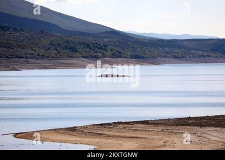 Der Niedrigwasserstand des Peruca-Sees enthüllte Überreste des Lebens entlang des Flusses Cetina. Ungewöhnliche Szenen und Bilder des Peruca-Sees, die nach der Verringerung des Wasserstands im angesammelten See entstanden sind. lakeÂ Peruca ist der zweite künstliche lakeÂ inÂ Kroatien, der afterÂ largestÂ Dubrava. Es befindet sich im Bezirk theÂ Split-Dalmatia. Der See wird byÂ waterâ am 14. Oktober 2021 aus dem Fluss Cetina in Peruca (Kroatien) gespeist. Foto: Dusko Jaramaz/PIXSELL Stockfoto