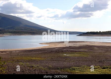 Der Niedrigwasserstand des Peruca-Sees enthüllte Überreste des Lebens entlang des Flusses Cetina. Ungewöhnliche Szenen und Bilder des Peruca-Sees, die nach der Verringerung des Wasserstands im angesammelten See entstanden sind. lakeÂ Peruca ist der zweite künstliche lakeÂ inÂ Kroatien, der afterÂ largestÂ Dubrava. Es befindet sich im Bezirk theÂ Split-Dalmatia. Der See wird byÂ waterâ am 14. Oktober 2021 aus dem Fluss Cetina in Peruca (Kroatien) gespeist. Foto: Dusko Jaramaz/PIXSELL Stockfoto