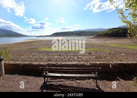 Der Niedrigwasserstand des Peruca-Sees enthüllte Überreste des Lebens entlang des Flusses Cetina. Ungewöhnliche Szenen und Bilder des Peruca-Sees, die nach der Verringerung des Wasserstands im angesammelten See entstanden sind. lakeÂ Peruca ist der zweite künstliche lakeÂ inÂ Kroatien, der afterÂ largestÂ Dubrava. Es befindet sich im Bezirk theÂ Split-Dalmatia. Der See wird byÂ waterâ am 14. Oktober 2021 aus dem Fluss Cetina in Peruca (Kroatien) gespeist. Foto: Dusko Jaramaz/PIXSELL Stockfoto