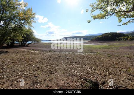 Der Niedrigwasserstand des Peruca-Sees enthüllte Überreste des Lebens entlang des Flusses Cetina. Ungewöhnliche Szenen und Bilder des Peruca-Sees, die nach der Verringerung des Wasserstands im angesammelten See entstanden sind. lakeÂ Peruca ist der zweite künstliche lakeÂ inÂ Kroatien, der afterÂ largestÂ Dubrava. Es befindet sich im Bezirk theÂ Split-Dalmatia. Der See wird byÂ waterâ am 14. Oktober 2021 aus dem Fluss Cetina in Peruca (Kroatien) gespeist. Foto: Dusko Jaramaz/PIXSELL Stockfoto