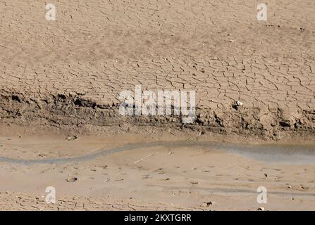 Der Niedrigwasserstand des Peruca-Sees enthüllte Überreste des Lebens entlang des Flusses Cetina. Ungewöhnliche Szenen und Bilder des Peruca-Sees, die nach der Verringerung des Wasserstands im angesammelten See entstanden sind. lakeÂ Peruca ist der zweite künstliche lakeÂ inÂ Kroatien, der afterÂ largestÂ Dubrava. Es befindet sich im Bezirk theÂ Split-Dalmatia. Der See wird byÂ waterâ am 14. Oktober 2021 aus dem Fluss Cetina in Peruca (Kroatien) gespeist. Foto: Dusko Jaramaz/PIXSELL Stockfoto