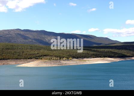 Der Niedrigwasserstand des Peruca-Sees enthüllte Überreste des Lebens entlang des Flusses Cetina. Ungewöhnliche Szenen und Bilder des Peruca-Sees, die nach der Verringerung des Wasserstands im angesammelten See entstanden sind. lakeÂ Peruca ist der zweite künstliche lakeÂ inÂ Kroatien, der afterÂ largestÂ Dubrava. Es befindet sich im Bezirk theÂ Split-Dalmatia. Der See wird byÂ waterâ am 14. Oktober 2021 aus dem Fluss Cetina in Peruca (Kroatien) gespeist. Foto: Dusko Jaramaz/PIXSELL Stockfoto