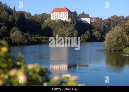 Die Altstadt von Ozalj und der Fluss Kupa werden am 14. Oktober 2021 in Ozalj, Kroatien, abgebildet. Es wurde 1244 zum ersten Mal erwähnt, als es der Familie Babonic gehörte. Foto: Kristina Stedul Fabac/PIXSELL Stockfoto