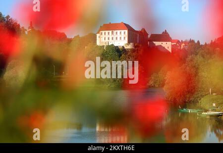 Die Altstadt von Ozalj und der Fluss Kupa werden am 14. Oktober 2021 in Ozalj, Kroatien, abgebildet. Es wurde 1244 zum ersten Mal erwähnt, als es der Familie Babonic gehörte. Foto: Kristina Stedul Fabac/PIXSELL Stockfoto