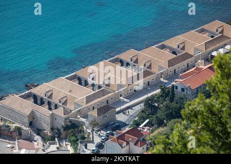 Blick auf Lazareti in Dubrovnik, Kroatien, am 19. Oktober 2021. Lazareti in Dubrovnik, auch bekannt als Lazarettos, ist ein langes und schmales Gebäude, das aus 10 Marineschiffen besteht (parallele, schmale Säle, ähnlich wie Kirchenhallen), die durch fünf Innenhöfe getrennt sind, die alle von hohen Mauern umgeben sind. Das Gebäude wurde 1647 fertiggestellt und soll als Quarantänestation (Isolierkrankenhaus) als Reaktion auf einen Ausbruch der Pest und Cholera genutzt werden - eine dunkle Vergangenheit. Foto: Grgo Jelavic/PIXSELL Stockfoto