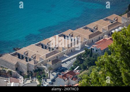 Blick auf Lazareti in Dubrovnik, Kroatien, am 19. Oktober 2021. Lazareti in Dubrovnik, auch bekannt als Lazarettos, ist ein langes und schmales Gebäude, das aus 10 Marineschiffen besteht (parallele, schmale Säle, ähnlich wie Kirchenhallen), die durch fünf Innenhöfe getrennt sind, die alle von hohen Mauern umgeben sind. Das Gebäude wurde 1647 fertiggestellt und soll als Quarantänestation (Isolierkrankenhaus) als Reaktion auf einen Ausbruch der Pest und Cholera genutzt werden - eine dunkle Vergangenheit. Foto: Grgo Jelavic/PIXSELL Stockfoto