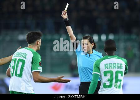 WIEN, ÖSTERREICH - OKTOBER 21: Ringrichter Kateryna Monzul aus der Ukraine zeigt Leo Greiml von SK Rapid Wien während des UEFA Europa League Gruppe H-Spiels zwischen Rapid Wien und Dinamo Zagreb am 21. Oktober 2021 im Allianz-Stadion in Wien die gelbe Karte. Foto: Marko Lukunic/PIXSELL Stockfoto