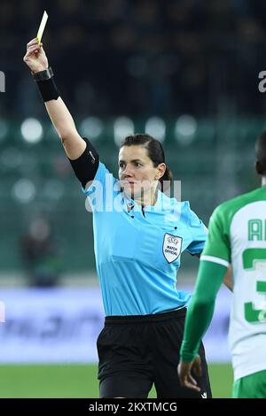 WIEN, ÖSTERREICH - OKTOBER 21: Ringrichter Kateryna Monzul aus der Ukraine zeigt Leo Greiml von SK Rapid Wien während des UEFA Europa League Gruppe H-Spiels zwischen Rapid Wien und Dinamo Zagreb am 21. Oktober 2021 im Allianz-Stadion in Wien die gelbe Karte. Foto: Marko Lukunic/PIXSELL Stockfoto