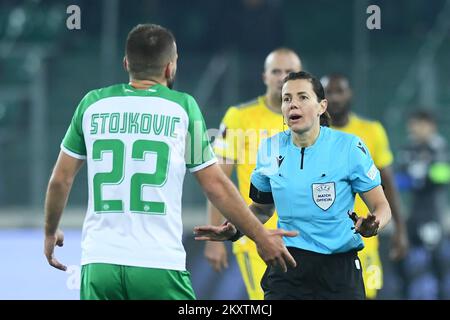 WIEN, ÖSTERREICH - OKTOBER 21: Ringrichter Kateryna Monzul aus der Ukraine während des UEFA Europa League Gruppe H-Spiels zwischen Rapid Wien und Dinamo Zagreb im Allianz-Stadion am 21. Oktober 2021 in Wien, Österreich. Foto: Marko Lukunic/PIXSELL Stockfoto