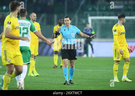 WIEN, ÖSTERREICH - OKTOBER 21: Ringrichter Kateryna Monzul aus der Ukraine während des UEFA Europa League Gruppe H-Spiels zwischen Rapid Wien und Dinamo Zagreb im Allianz-Stadion am 21. Oktober 2021 in Wien, Österreich. Foto: Marko Lukunic/PIXSELL Stockfoto