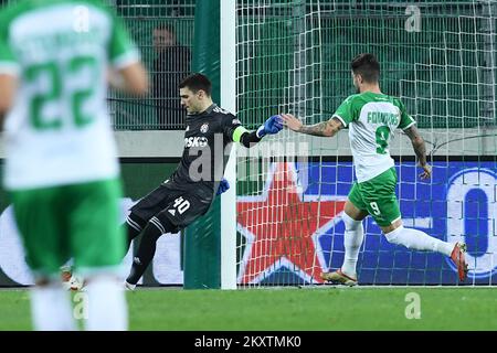 WIEN, ÖSTERREICH - OKTOBER 21: Golakeeper von Dinamo Zagreb Dominik Livakovic in Aktion während des UEFA Europa League Gruppe H-Spiels zwischen Rapid Wien und Dinamo Zagreb am 21. Oktober 2021 im Allianz-Stadion in Wien. Foto: Marko Lukunic/PIXSELL Stockfoto
